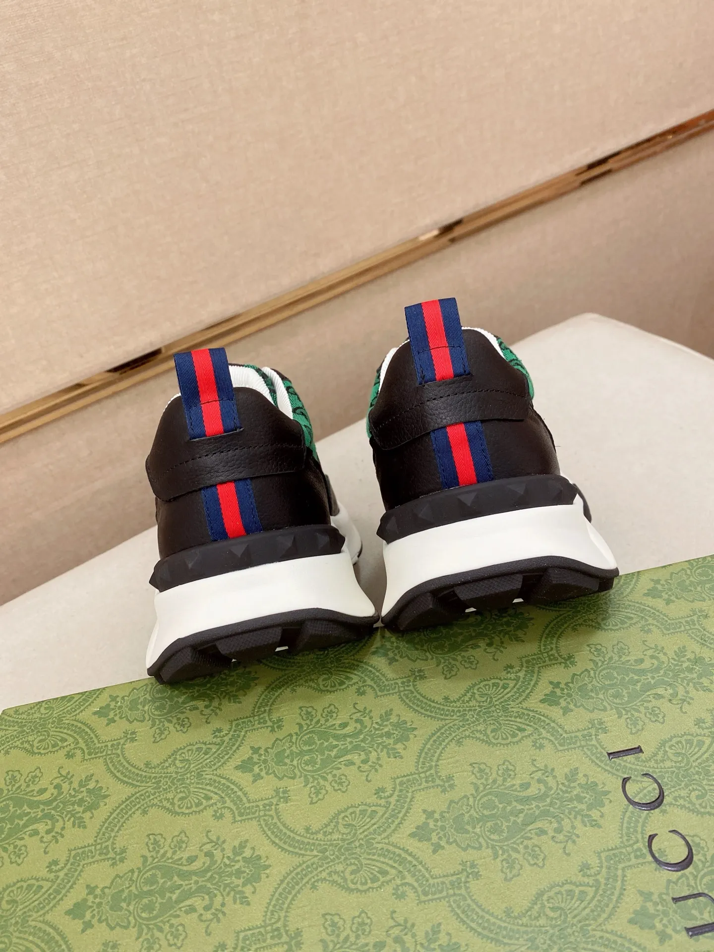 Men's men's shoes💰 462💰🇮🇹🇮🇹GUCCI🔍🔍new models are on sale at the same time at the counter. The uppers🇮🇹 are made of top-grain cowhide imported from Italy. Fully imported genuine leather lining 💪💪, completely 1⃣️ to 1⃣️ replica 🇮🇹💪💪, ⚠ sole: original sole provided by the original factory, exclusive movable molded sole super comfortable, ⚠ original factory follow-up, 🔍🔍 high quality, you can go in and out of the counter at will, welcome to compare⚠. Code number:38-44